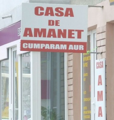 A falsificat 2 contracte de amanet